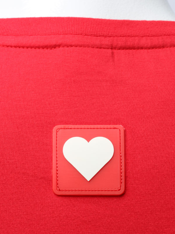 Rotes Gummi-Label auf T-Shirt - Kunde: Fischer Academy